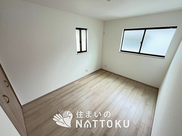 【現地写真(洋室)】木目の美しさを際立たせるシンプルデザインの建具を使用しています。