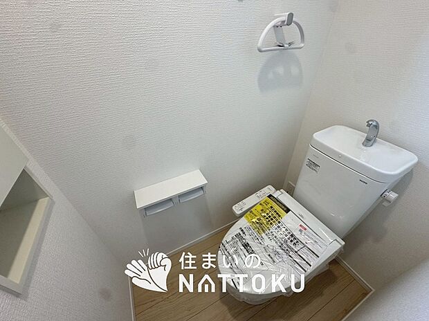 【トイレ】汚れてもサッとひと拭きでお手入れ簡単、エコ仕様の温水洗浄便座付きのトイレです。
バリアフリーにも配慮しています。