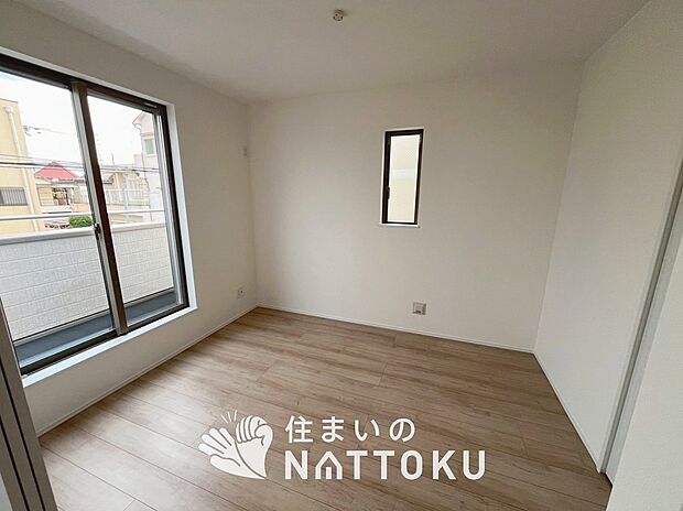 【現地写真(洋室)】木目の美しさを際立たせるシンプルデザインの建具を使用しています。