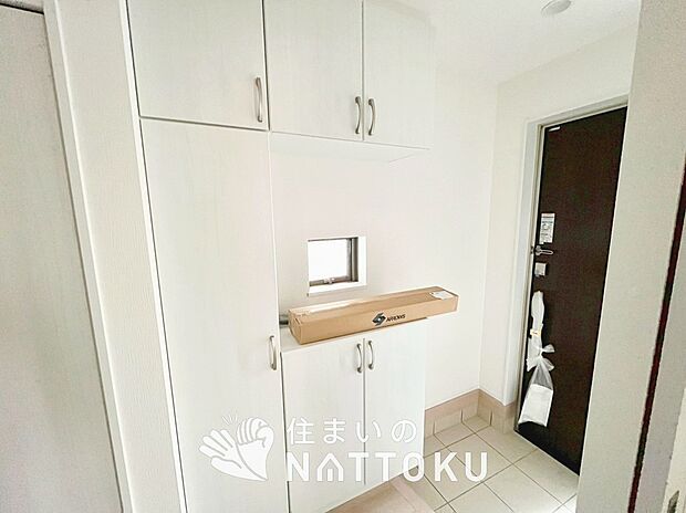 【現地写真(玄関)】玄関には、大型のシューズ収納を設置しています。