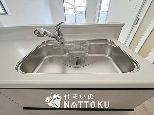 【浄水器一体型シャワー水栓付シンク】広々とした凸型シンクに洗剤ポケットを標準装備。すっきり収納できます。
また、蛇口の先端に浄水器を内蔵しているため場所をとりません。