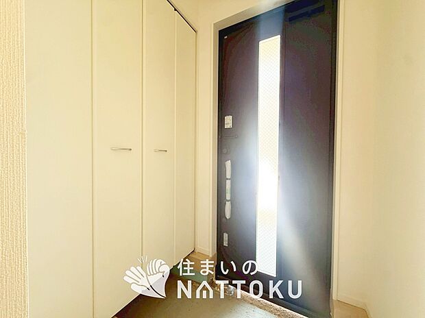 【現地写真（玄関）】玄関には、大型のシューズ収納を設置しています。