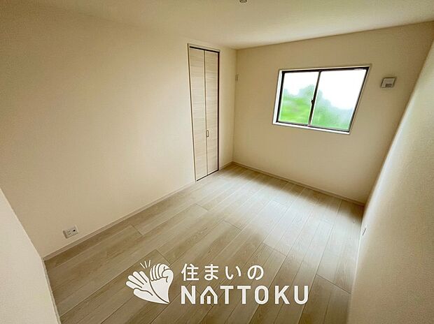 【現地写真（洋室）】木目の美しさを際立たせるシンプルデザインの建具を使用しています。