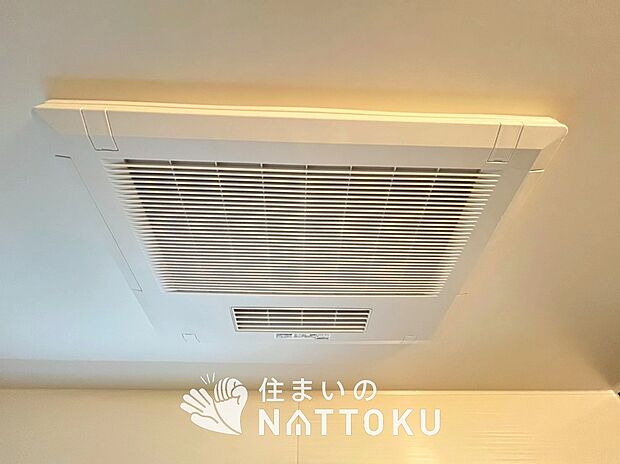 【電気式浴室暖房換気乾燥機】寒い冬場はあたたかく、暑い夏場は扇風機のような心地よさです。
雨の日は、浴室が衣類乾燥スペースになります。
