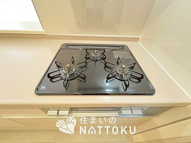 【ビルトインコンロ】フラットな構造で清掃性が高く、過熱防止センサー付３口タイプで日頃の家事も快適です。