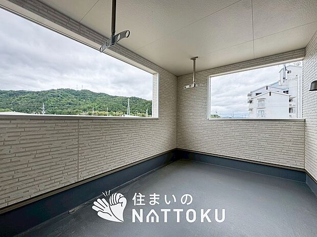 【バルコニー】奥行きが広く、洗濯物をゆったりと干せる十分な広さで、家族の洗濯も捗ります。
