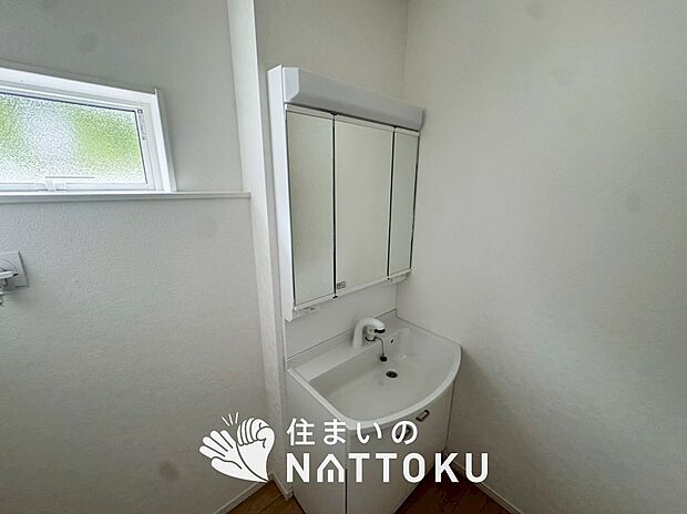 【洗面台・洗面所】鏡の両サイドは、必要なものを取出しやすく、大きな鏡面で朝の準備も快適。
使いやすいリフトアップ機能付きのシングルレバーシャワー水栓付です。