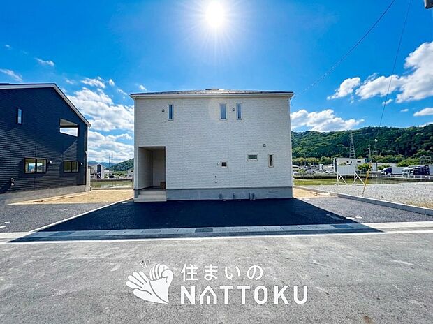 【現地写真(外観)【1号地】】雨で汚れを落とし、耐久性・耐候性に優れた外壁を使用しています。