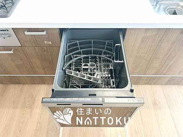 【食器洗い乾燥機】食後の時間にゆとりを与えてくれる食器洗い乾燥機。
操作ボタンも上面にあるので、腰をかがめずに操作ができラクラクです。