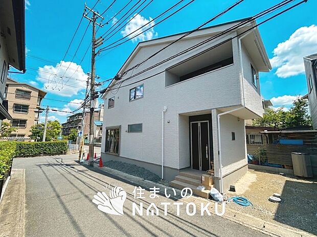 【現地写真(前道含む外観)】断熱性、気密性を高める工夫で一年中ずっと心地よく暮らせる、高気密・高断熱です。