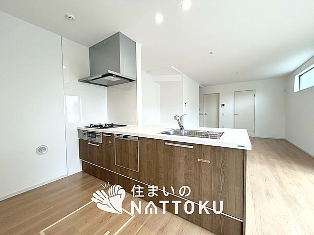 【現地写真(キッチン)】収納たっぷりのシステムキッチン、浄水器付水栓を標準装備しています。