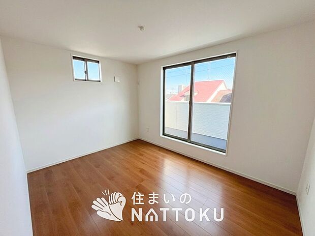 【現地写真(寝室)】木目の美しさを際立たせるシンプルデザインの建具を使用しています。