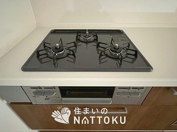 【ビルトインコンロ 】フラットな構造で清掃性が高く、過熱防止センサー付3口タイプで日頃の家事も快適です。