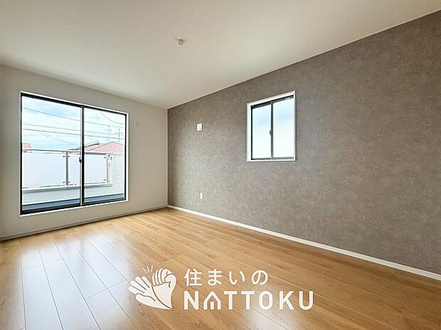 【現地写真(寝室)】木目の美しさを際立たせるシンプルデザインの建具を使用しています。