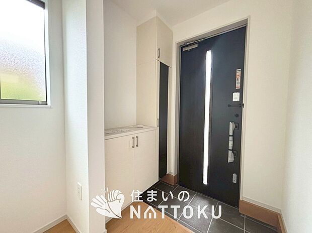 【現地写真(玄関)】玄関には、大型のシューズ収納を設置しています。