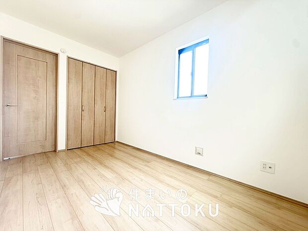 【現地写真（洋室）】木目の美しさを際立たせるシンプルデザインの建具を使用しています。