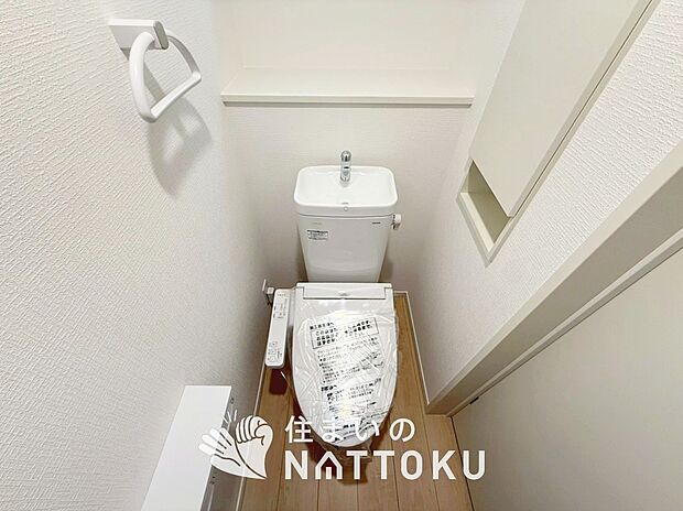 【トイレ】汚れてもサッとひと拭きでお手入れ簡単、エコ仕様の温水洗浄便座付きのトイレです。
バリアフリーにも配慮しています。