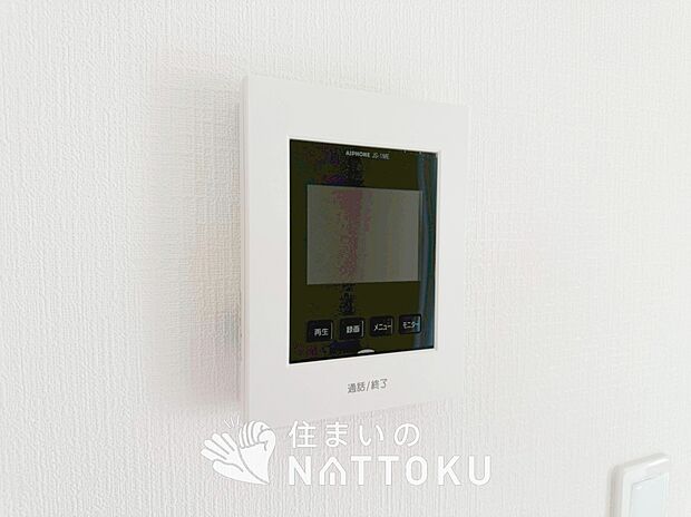 【TVモニター付インターホン】手放し通話ができ、送話表示灯で送話・受話状態が確認できます。
映像と音声で玄関先の様子をチェックできるモニター機能や、夜間の訪問者の顔も確認できるLEDライトを装備しています。