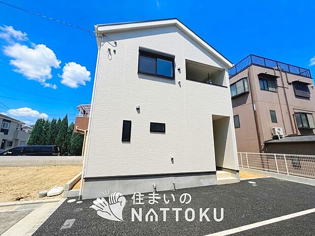 【現地写真(外観)【6号地】】軽くて火災に強い屋根材を採用し、地震時の建物への負担や揺れを軽減しています。