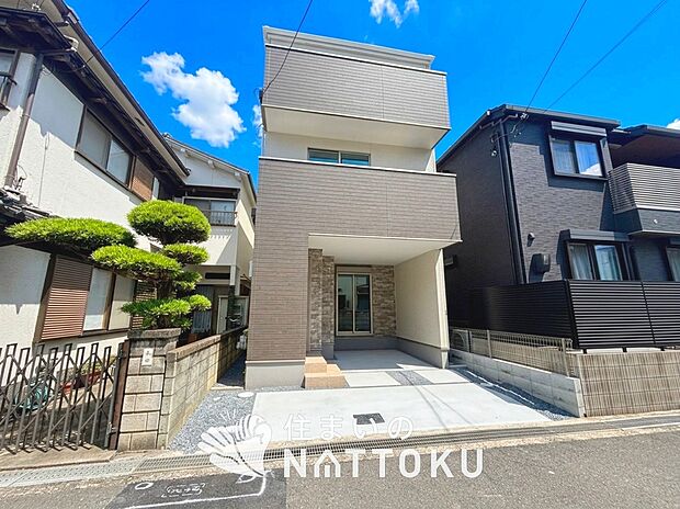 【現地写真(外観)】軽くて火災に強い屋根材を採用し、地震時の建物への負担や揺れを軽減しています。