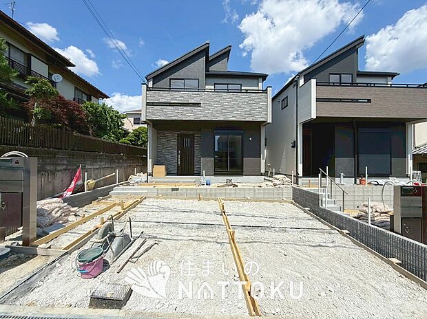 【現地写真（外観）【２号地】】雨で汚れを落とし、耐久性・耐候性に優れた外壁を使用しています。