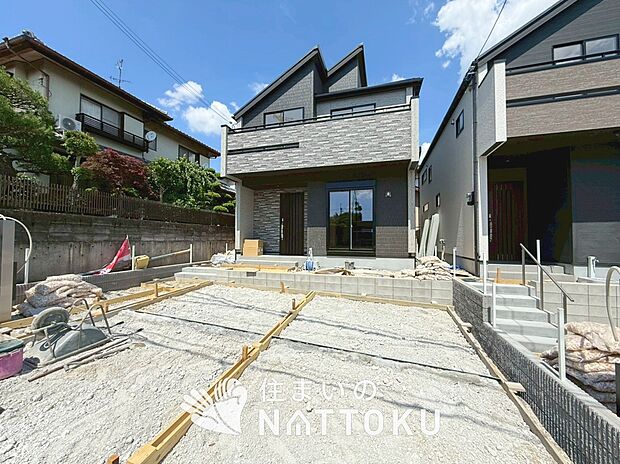 【現地写真（外観）【２号地】】軽くて火災に強い屋根材を採用し、地震時の建物への負担や揺れを軽減しています。