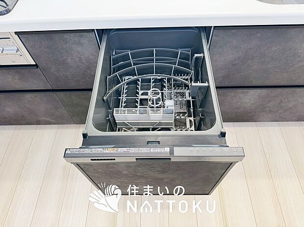 【食器洗い乾燥機】食後の時間にゆとりを与えてくれる食器洗い乾燥機。
操作ボタンも上面にあるので、腰をかがめずに操作ができラクラクです。
