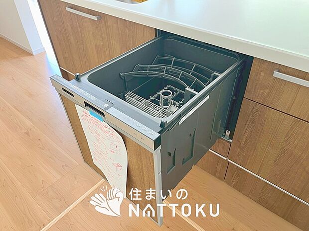 【食器洗い乾燥機】食後の時間にゆとりを与えてくれる食器洗い乾燥機。
操作ボタンも上面にあるので、腰をかがめずに操作ができラクラクです。