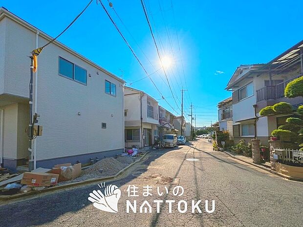 【現地写真(前道含む外観)】断熱性、気密性を高める工夫で一年中ずっと心地よく暮らせる、高気密・高断熱です。