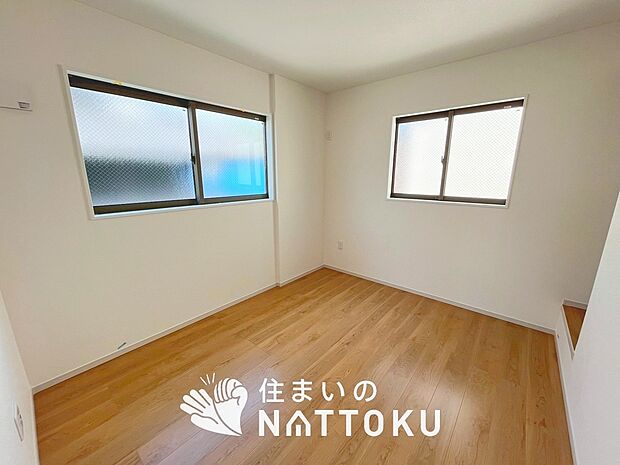 【現地写真(洋室)】木目の美しさを際立たせるシンプルデザインの建具を使用しています。