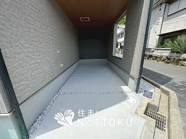 【現地写真(駐車場)】駐車スペースが広く、運転が苦手な方も安心です。