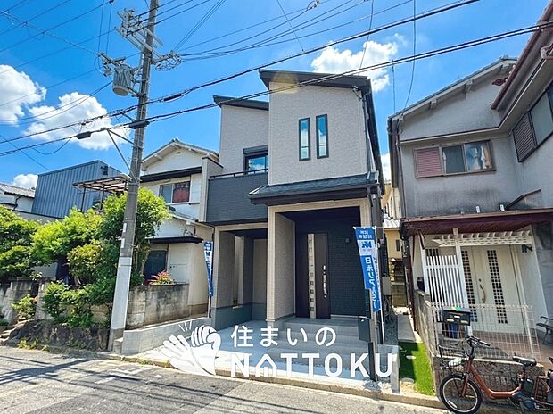 【現地写真(外観)】雨で汚れを落とし、耐久性・耐候性に優れた外壁を使用しています。