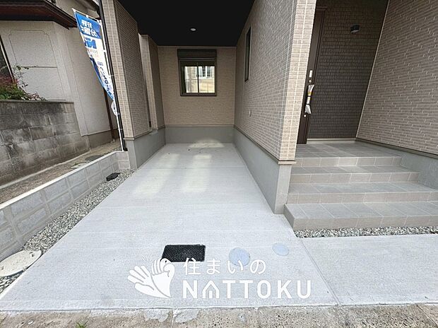 【現地写真(駐車場)】駐車スペースが広く、運転が苦手な方も安心です。