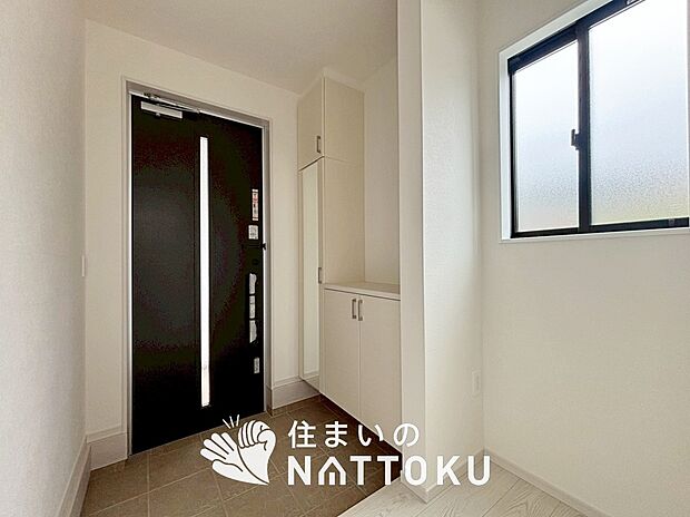 【現地写真(玄関)】玄関には、大型のシューズ収納を設置しています。