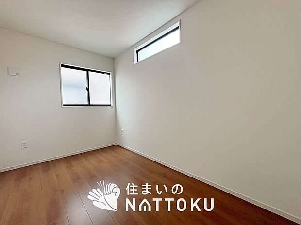 【現地写真(洋室)】木目の美しさを際立たせるシンプルデザインの建具を使用しています。
