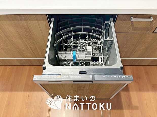 【食器洗い乾燥機】食後の時間にゆとりを与えてくれる食器洗い乾燥機。
操作ボタンも上面にあるので、腰をかがめずに操作ができラクラクです。