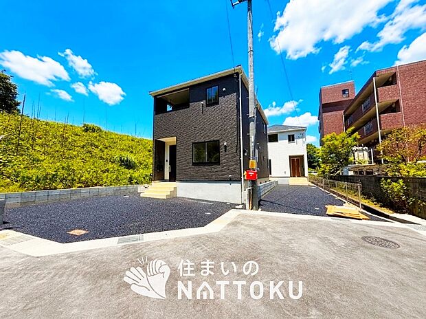 【現地写真(外観)【2号地】】軽くて火災に強い屋根材を採用し、地震時の建物への負担や揺れを軽減しています。