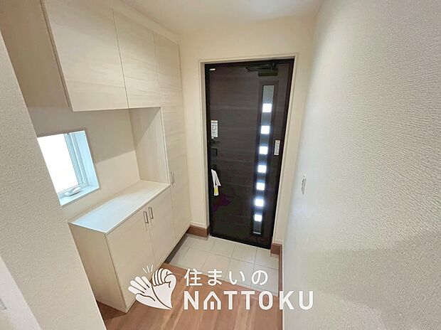 【現地写真(玄関)】玄関には、大型のシューズ収納を設置しています。