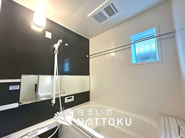 【現地写真（浴室）】浴室暖房乾燥機付き。１坪タイプで広々です。
