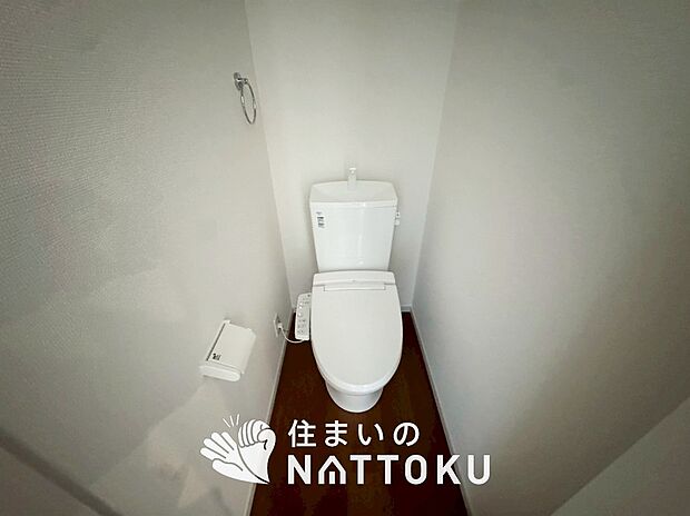 【トイレ】汚れてもサッとひと拭きでお手入れ簡単、エコ仕様の温水洗浄便座付きのトイレです。
バリアフリーにも配慮しています。
