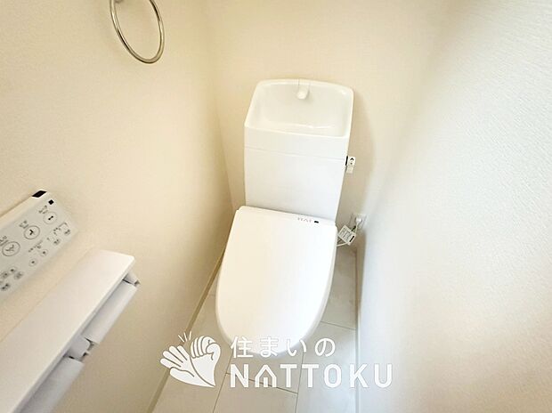 【トイレ】汚れてもサッとひと拭きでお手入れ簡単、エコ仕様の温水洗浄便座付きのトイレです。
バリアフリーにも配慮しています。
