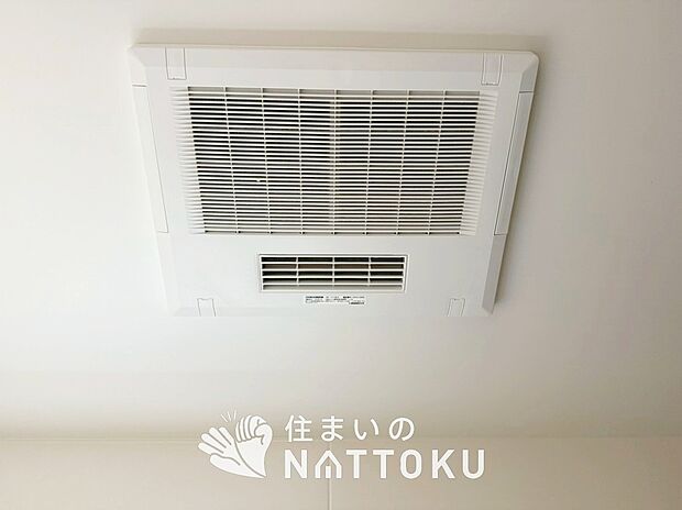 【電気式浴室暖房換気乾燥機】寒い冬場はあたたかく、暑い夏場は扇風機のような心地よさです。
雨の日は、浴室が衣類乾燥スペースになります。
