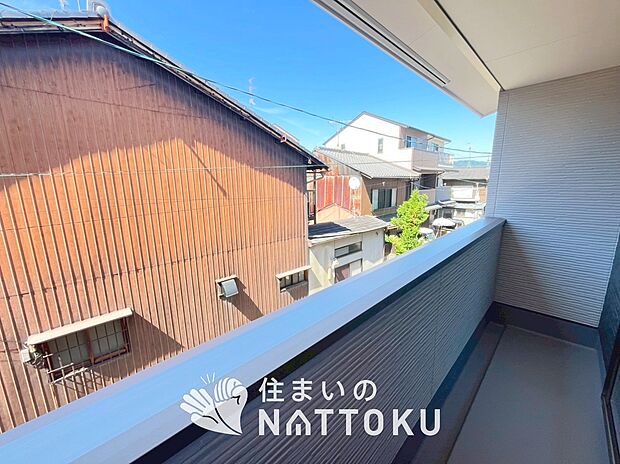 【バルコニー】奥行きが広く、洗濯物をゆったりと干せる十分な広さで、家族の洗濯も捗ります。