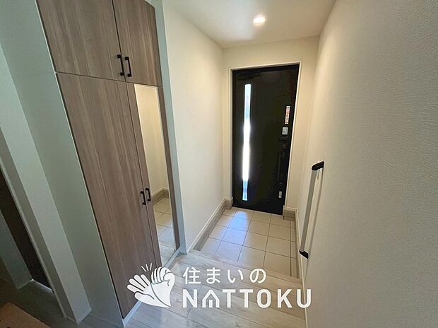 【現地写真（玄関）】玄関には、大型のシューズ収納を設置しています。