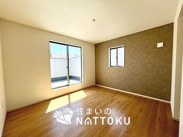 【現地写真（寝室）】木目の美しさを際立たせるシンプルデザインの建具を使用しています。