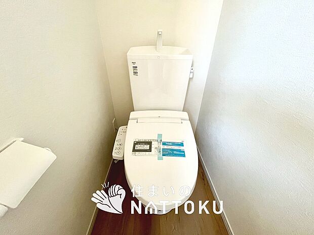 【トイレ	 】汚れてもサッとひと拭きでお手入れ簡単、エコ仕様の温水洗浄便座付きのトイレです。
バリアフリーにも配慮しています。
