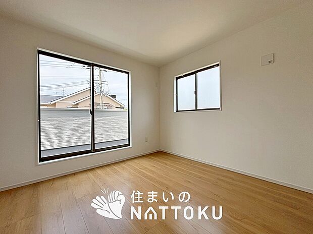 【現地写真（寝室）】木目の美しさを際立たせるシンプルデザインの建具を使用しています。