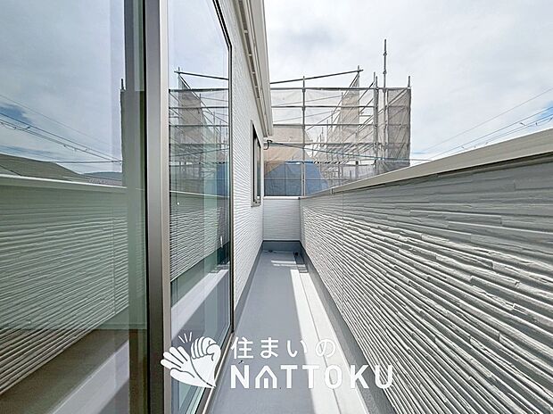 【バルコニー】奥行きが広く、洗濯物をゆったりと干せる十分な広さで、家族の洗濯も捗ります。