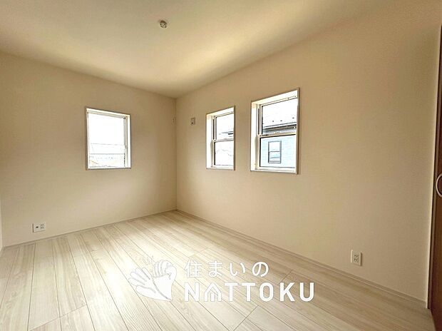 【現地写真（洋室）】木目の美しさを際立たせるシンプルデザインの建具を使用しています。
