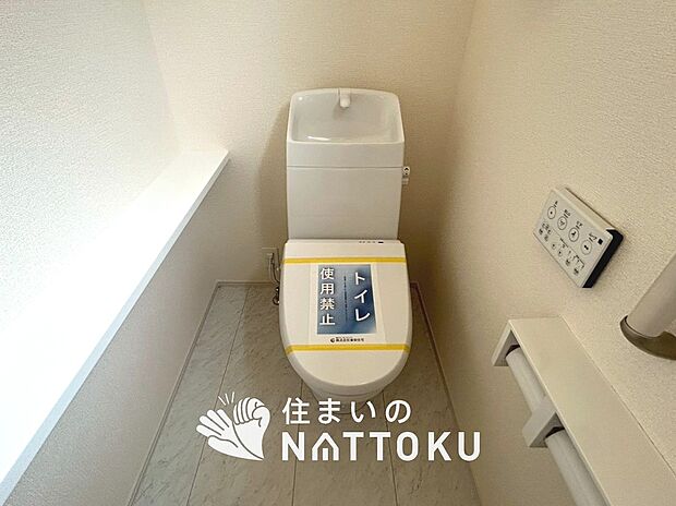 【トイレ】汚れてもサッとひと拭きでお手入れ簡単、エコ仕様の温水洗浄便座付きのトイレです。
バリアフリーにも配慮しています。
